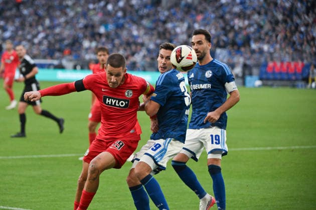 Lukas Pinckert (SV Elversberg), Maximilian Wöber (FC Schalke 04), Kenan Karaman (FC Schalke 04), v.li. 20.09.2026, Fussball 1. Bundesliga, Saison 2026 2027, 4. Spieltag, FC Schalke 04 - SV Elversberg DFL regulations prohibit any use of photographs as image sequences and or quasi-video Gelsenkirchen Veltins Arena Nordrhein Westfalen Deutschland