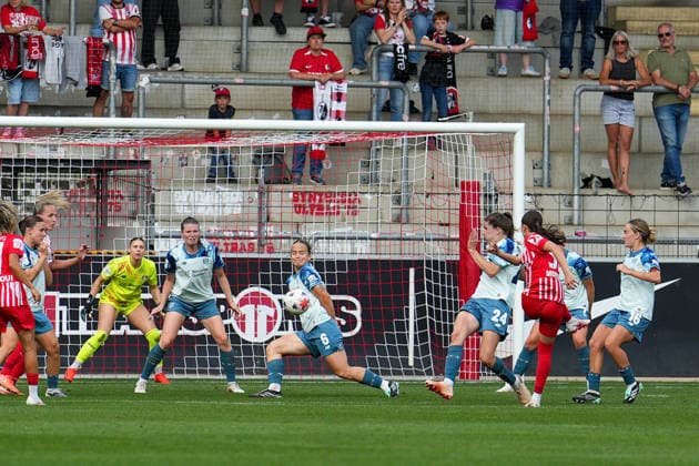 Emma Memminger bei einem Abschluss, SC Freiburg vs. Bayer 04 Leverkusen, Fußball, 1. Bundesliga Frauen, 20.09.2026 SC Freiburg vs. Bayer 04 Leverkusen, Fußball, 1. Bundesliga Frauen, 20.09.202 Freiburg Copyright: xEibner-Pressefotox EP_PSA