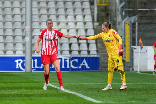 5 Julia Stierli munter 1 Anna Reimann nach dem getroffenen Elfmeter auf, SC Freiburg vs. Bayer 04 Leverkusen, Fußball, 1. Bundesliga Frauen, 20.09.2026 SC Freiburg vs. Bayer 04 Leverkusen, Fußball, 1. Bundesliga Frauen, 20.09.202 Freiburg Copyright: xEibner-Pressefotox EP_PSA