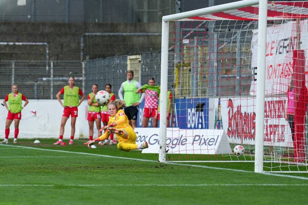 1 Anna Reimann chancenlos beim Elfmeter zu 1:1, SC Freiburg vs. Bayer 04 Leverkusen, Fußball, 1. Bundesliga Frauen, 20.09.2026 SC Freiburg vs. Bayer 04 Leverkusen, Fußball, 1. Bundesliga Frauen, 20.09.202 Freiburg Copyright: xEibner-Pressefotox EP_PSA