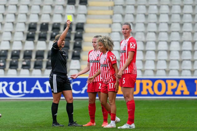 17 Amira Arfaoui bekommt die gelbe Karte, SC Freiburg vs. Bayer 04 Leverkusen, Fußball, 1. Bundesliga Frauen, 20.09.2026 SC Freiburg vs. Bayer 04 Leverkusen, Fußball, 1. Bundesliga Frauen, 20.09.202 Freiburg Copyright: xEibner-Pressefotox EP_PSA
