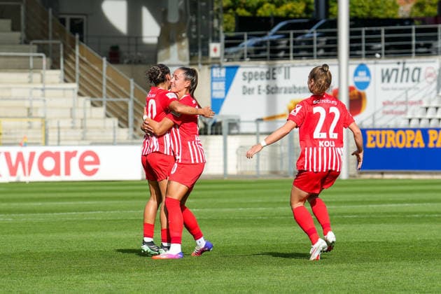 10 Selina Vobian jubelt nach dem 1:0 mit 30 Ilayda Acikgöz und 22 Lisa Kolb, SC Freiburg vs. Bayer 04 Leverkusen, Fußball, 1. Bundesliga Frauen, 20.09.2026 SC Freiburg vs. Bayer 04 Leverkusen, Fußball, 1. Bundesliga Frauen, 20.09.202 Freiburg Copyright: xEibner-Pressefotox EP_PSA