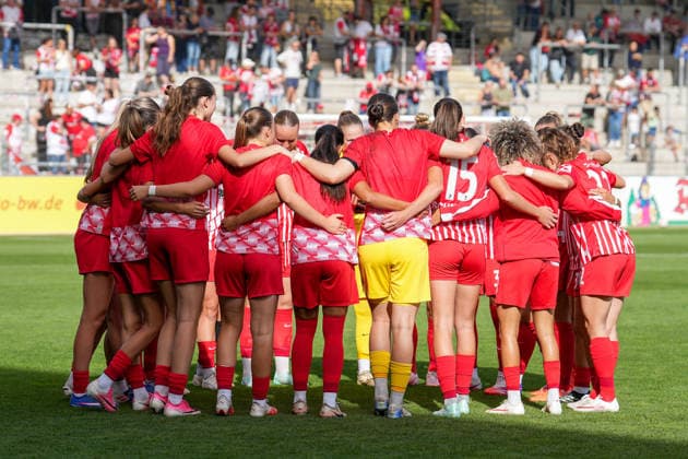 Die Mannschaft des SC Freiburg schwört sich für das Spiel ein, SC Freiburg vs. Bayer 04 Leverkusen, Fußball, 1. Bundesliga Frauen, 20.09.2026 SC Freiburg vs. Bayer 04 Leverkusen, Fußball, 1. Bundesliga Frauen, 20.09.202 Freiburg Copyright: xEibner-Pressefotox EP_PSA