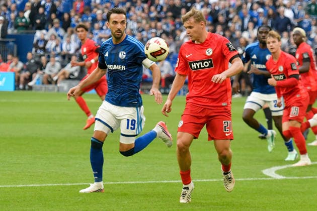 v. li. im Zweikampf Kenan Karaman (Schalke 19) Lasse Günther Guenther (Elversberg 21) 20.09.2026 ¢ Fussball ¢ FC Schalke 04 vs SV 07 Elversberg, Veltins-Arena, Gelsenkirchen, DFB DFL REGULATIONS PROHIBIT ANY USE OF PHOTOGRAPHS AS IMAGE SEQUENCES AND OR QUASI-VIDEO NRW Germany