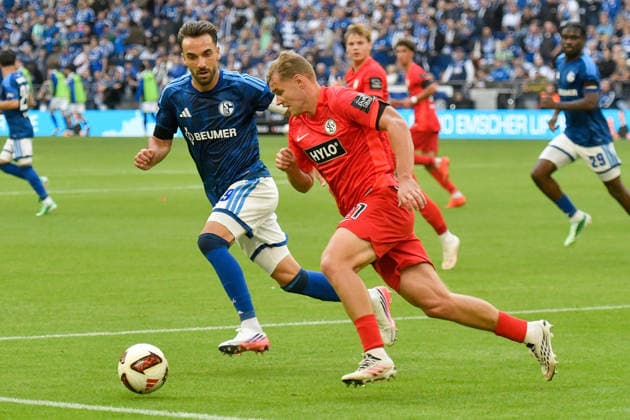 v. li. im Zweikampf Kenan Karaman (Schalke 19) Lasse Günther Guenther (Elversberg 21) 20.09.2026 ¢ Fussball ¢ FC Schalke 04 vs SV 07 Elversberg, Veltins-Arena, Gelsenkirchen, DFB DFL REGULATIONS PROHIBIT ANY USE OF PHOTOGRAPHS AS IMAGE SEQUENCES AND OR QUASI-VIDEO NRW Germany