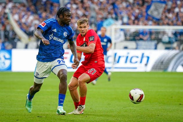 Deutschland: Fussball Bundesliga 2026 - 2027, 4. Spieltag - FC Schalke 04 vs SV Elversberg - Veltins-Arena (Gelsenkirchen): Eric Junior Dina Ebimbe (FC Schalke 04, 29) und Lasse Günther (SV Elversberg, 21) im Zweikampf Copyright: xJOERANxSTEINSIEKx