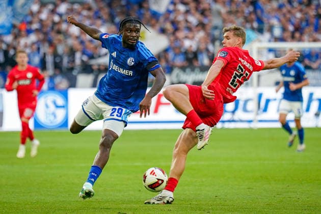 Deutschland: Fussball Bundesliga 2026 - 2027, 4. Spieltag - FC Schalke 04 vs SV Elversberg - Veltins-Arena (Gelsenkirchen): Eric Junior Dina Ebimbe (FC Schalke 04, 29) und Lasse Günther (SV Elversberg, 21) im Zweikampf Copyright: xJOERANxSTEINSIEKx