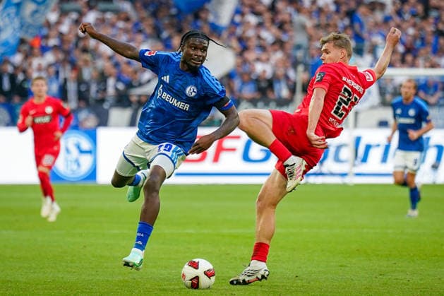 Deutschland: Fussball Bundesliga 2026 - 2027, 4. Spieltag - FC Schalke 04 vs SV Elversberg - Veltins-Arena (Gelsenkirchen): Eric Junior Dina Ebimbe (FC Schalke 04, 29) und Lasse Günther (SV Elversberg, 21) im Zweikampf Copyright: xJOERANxSTEINSIEKx