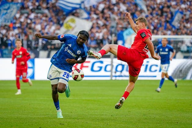 Deutschland: Fussball Bundesliga 2026 - 2027, 4. Spieltag - FC Schalke 04 vs SV Elversberg - Veltins-Arena (Gelsenkirchen): Eric Junior Dina Ebimbe (FC Schalke 04, 29) und Lasse Günther (SV Elversberg, 21) im Zweikampf Copyright: xJOERANxSTEINSIEKx