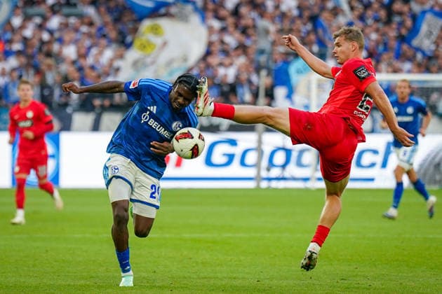Deutschland: Fussball Bundesliga 2026 - 2027, 4. Spieltag - FC Schalke 04 vs SV Elversberg - Veltins-Arena (Gelsenkirchen): Eric Junior Dina Ebimbe (FC Schalke 04, 29) und Lasse Günther (SV Elversberg, 21) im Zweikampf Copyright: xJOERANxSTEINSIEKx