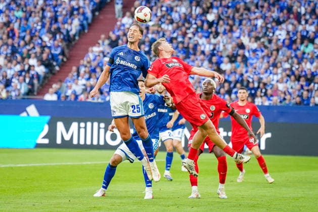 Deutschland: Fussball Bundesliga 2026 - 2027, 4. Spieltag - FC Schalke 04 vs SV Elversberg - Veltins-Arena (Gelsenkirchen): Nikola Katic (FC Schalke 04, 25) Lasse Günther (SV Elversberg, 21) im Kopfball-Zweikampf Copyright: xJOERANxSTEINSIEKx