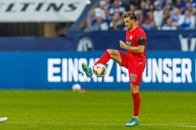 Lukas Petkov (SV 07 Elversberg) in Aktion, am Ball, Einzelaktion waehrend des spiels der 1. Bundesliga zwischen FC Schalke 04 und SV Elversberg, Veltins-Arena am 20. September 2026 in Gelsenkirchen, Deutschland. (Foto von Mario Hommes DeFodi Images) +++ Lukas Petkov (SV 07 Elversberg) controls the ball during the Bundesliga match between FC Schalke 04 and SV Elversberg at Veltins-Arena on September 20, 2026 in Gelsenkirchen, Germany. (Photo by Mario Hommes DeFodi Images) DFB DFL REGULATIONS PROHIBIT ANY USE OF PHOTOGRAPHS AS IMAGE SEQUENCES AND OR QUASI-VIDEO. (Photo by Mario Hommes DeFodi Images) -