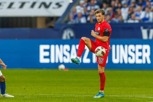 Lukas Petkov (SV 07 Elversberg) in Aktion, am Ball, Einzelaktion waehrend des spiels der 1. Bundesliga zwischen FC Schalke 04 und SV Elversberg, Veltins-Arena am 20. September 2026 in Gelsenkirchen, Deutschland. (Foto von Mario Hommes DeFodi Images) +++ Lukas Petkov (SV 07 Elversberg) controls the ball during the Bundesliga match between FC Schalke 04 and SV Elversberg at Veltins-Arena on September 20, 2026 in Gelsenkirchen, Germany. (Photo by Mario Hommes DeFodi Images) DFB DFL REGULATIONS PROHIBIT ANY USE OF PHOTOGRAPHS AS IMAGE SEQUENCES AND OR QUASI-VIDEO. (Photo by Mario Hommes DeFodi Images) -