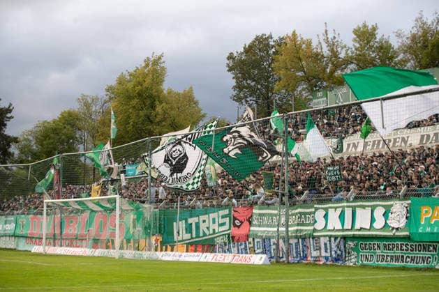 Fußball Regionalliga Nordost: BSG Chemie Leipzig - Chemnitzer FC; 20.09.2026 Fanblock von Chemie Leipzig mit vielen Fahnen. Fans, Stimmung, Norddamm. Fußball, Regionalliga Nordost, Saison 2026 2027, 10. Spieltag: BSG Chemie Leipzig vs. Chemnitzer FC am 20.09.2026 im Alfred-Kunze-Sportpark, Leipzig Leutzsch. Copyright: xBEAUTIFULxSPORTS JanxKaeferx