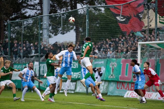 Fußball Regionalliga Nordost: BSG Chemie Leipzig - Chemnitzer FC; 20.09.2026 Dennis Slamar (21, Chemnitzer FC) und Marc Enke (5, Chemie Leipzig) in der Luft. Fußball, Regionalliga Nordost, Saison 2026 2027, 10. Spieltag: BSG Chemie Leipzig vs. Chemnitzer FC am 20.09.2026 im Alfred-Kunze-Sportpark, Leipzig Leutzsch. Copyright: xBEAUTIFULxSPORTS JanxKaeferx