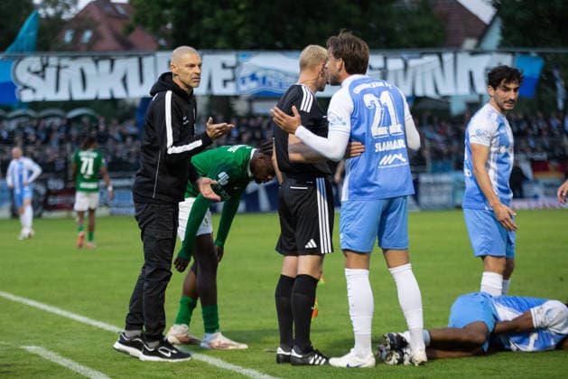 Fußball Regionalliga Nordost: BSG Chemie Leipzig - Chemnitzer FC; 20.09.2026 Cheftrainer Alexander Schmidt (Chemie Leipzig) im Dialog mit Dennis Slamar (21, Chemnitzer FC). Fußball, Regionalliga Nordost, Saison 2026 2027, 10. Spieltag: BSG Chemie Leipzig vs. Chemnitzer FC am 20.09.2026 im Alfred-Kunze-Sportpark, Leipzig Leutzsch. Copyright: xBEAUTIFULxSPORTS JanxKaeferx