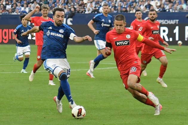 v. li. im Zweikampf Kenan Karaman (Schalke 19) Lukas Pinckert (Elversberg 19) 20.09.2026 ¢ Fussball ¢ FC Schalke 04 vs SV 07 Elversberg, Veltins-Arena, Gelsenkirchen, DFB DFL REGULATIONS PROHIBIT ANY USE OF PHOTOGRAPHS AS IMAGE SEQUENCES AND OR QUASI-VIDEO NRW Germany