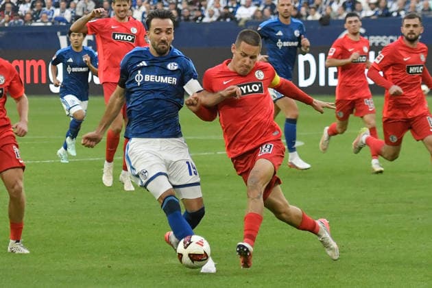 v. li. im Zweikampf Kenan Karaman (Schalke 19) Lukas Pinckert (Elversberg 19) 20.09.2026 ¢ Fussball ¢ FC Schalke 04 vs SV 07 Elversberg, Veltins-Arena, Gelsenkirchen, DFB DFL REGULATIONS PROHIBIT ANY USE OF PHOTOGRAPHS AS IMAGE SEQUENCES AND OR QUASI-VIDEO NRW Germany