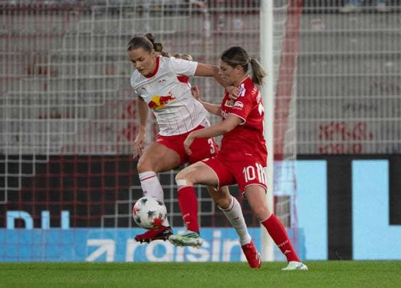 Fußball, Frauen, Saison 2026 2027, Google Pixel Frauen-Bundesliga (5. Spieltag), 1. FC Union Berlin - RB Leipzig, v. l. Andrea Norheim (RB Leipzig), Eileen Campbell (1. Frauen 1. FC Union), 20.09.2026, Copyright: xMatthiasxKochx