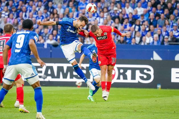 Deutschland: Fussball Bundesliga 2026 - 2027, 4. Spieltag - FC Schalke 04 vs SV Elversberg - Veltins-Arena (Gelsenkirchen): Kenan Karaman (FC Schalke 04, 19) Lukas Pinckert (SV Elversberg, 19) im Zweikampf Copyright: xJOERANxSTEINSIEKx