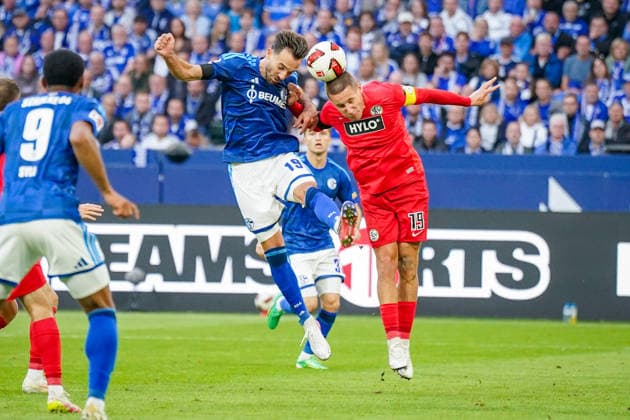 Deutschland: Fussball Bundesliga 2026 - 2027, 4. Spieltag - FC Schalke 04 vs SV Elversberg - Veltins-Arena (Gelsenkirchen): Kenan Karaman (FC Schalke 04, 19) Lukas Pinckert (SV Elversberg, 19) im Zweikampf Copyright: xJOERANxSTEINSIEKx