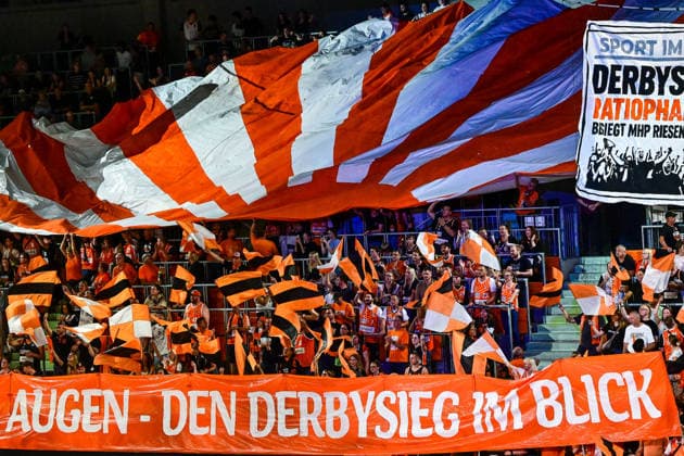 20.09.2026, GER, Basketball, Herren, easycredit Basketball Bundesliga, Saison 2026 2027, 1. Spieltag, ratiopharm Ulm vs MHP Riesen Ludwigsburg Choreographie der Ulmer Fans vor Spielbeginn, Derbysieg, Derbysieger Neu-Ulm ratiopharm Arena Bayern Deutschland Copyright: xNordphotox xHafnerx
