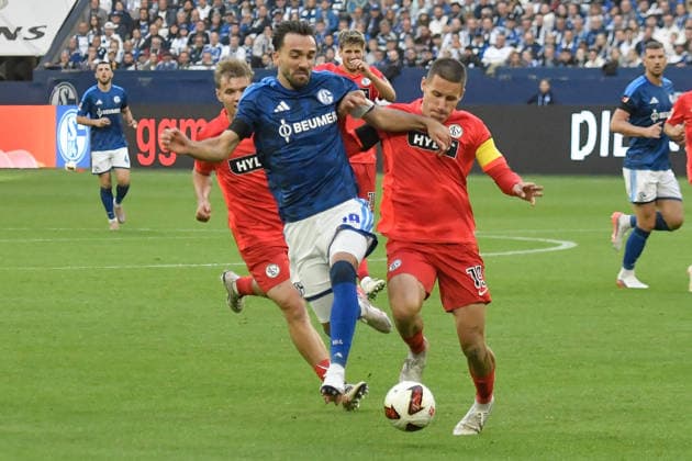 v. li. im Zweikampf Kenan Karaman (Schalke 19) Lukas Pinckert (Elversberg 19) 20.09.2026 ¢ Fussball ¢ FC Schalke 04 vs SV 07 Elversberg, Veltins-Arena, Gelsenkirchen, DFB DFL REGULATIONS PROHIBIT ANY USE OF PHOTOGRAPHS AS IMAGE SEQUENCES AND OR QUASI-VIDEO NRW Germany