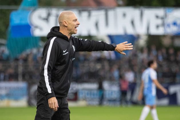 Fußball Regionalliga Nordost: BSG Chemie Leipzig - Chemnitzer FC; 20.09.2026 Cheftrainer Alexander Schmidt (Chemie Leipzig). Fußball, Regionalliga Nordost, Saison 2026 2027, 10. Spieltag: BSG Chemie Leipzig vs. Chemnitzer FC am 20.09.2026 im Alfred-Kunze-Sportpark, Leipzig Leutzsch. Copyright: xBEAUTIFULxSPORTS JanxKaeferx