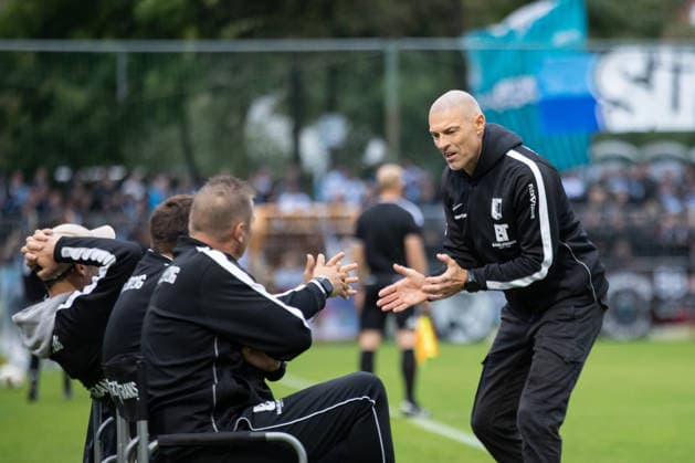 Fußball Regionalliga Nordost: BSG Chemie Leipzig - Chemnitzer FC; 20.09.2026 Cheftrainer Alexander Schmidt (Chemie Leipzig). Fußball, Regionalliga Nordost, Saison 2026 2027, 10. Spieltag: BSG Chemie Leipzig vs. Chemnitzer FC am 20.09.2026 im Alfred-Kunze-Sportpark, Leipzig Leutzsch. Copyright: xBEAUTIFULxSPORTS JanxKaeferx