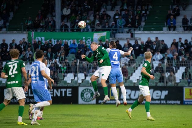 Fußball Regionalliga Nordost: BSG Chemie Leipzig - Chemnitzer FC; 20.09.2026 Philipp Kühn (9, Chemie Leipzig) mit Jan Löhmannsröben (4, Chemnitzer FC) im Kopfball-Duell. Fußball, Regionalliga Nordost, Saison 2026 2027, 10. Spieltag: BSG Chemie Leipzig vs. Chemnitzer FC am 20.09.2026 im Alfred-Kunze-Sportpark, Leipzig Leutzsch. Copyright: xBEAUTIFULxSPORTS JanxKaeferx