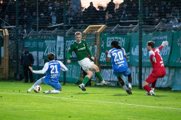 Fußball Regionalliga Nordost: BSG Chemie Leipzig - Chemnitzer FC; 20.09.2026 Dennis Slamar (21, Chemnitzer FC) kann den Schuss von Philipp Kühn (9, Chemie Leipzig) blocken. Fußball, Regionalliga Nordost, Saison 2026 2027, 10. Spieltag: BSG Chemie Leipzig vs. Chemnitzer FC am 20.09.2026 im Alfred-Kunze-Sportpark, Leipzig Leutzsch. Copyright: xBEAUTIFULxSPORTS JanxKaeferx