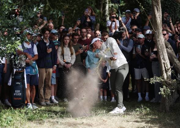 BMW PGA, Golf Herren Championship 2026 - Day Four Final Round SURREY, ENGLAND, SEPTEMBER 20: Rory McIlroy of Northern Ireland hits a iron shot out of the rough in the crowd on the 6th hole during The DP World Tour BMW PGA Championship Day Four Final Round at Wentworth Golf Club, Virginia Water, Surrey, England, on September 20. (Photo by Daniel Weir) Surrey Wentworth Golf Course England Copyright: xDanielxWeir SportsxPressxPhotox Sportspressphoto_SPR236187