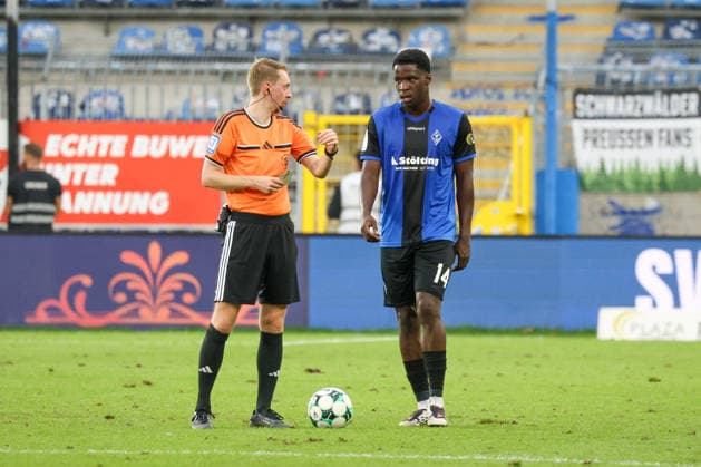 Olu Ogbemudia (SV Waldhof Mannheim, 14) mit Ben Henry Uhrig (Schiedsrichter) Fussball: 3. Liga, 7. Spieltag, SV Waldhof Mannheim vs. SC Preußen Münster am 20.09.2026 in Mannheim (Carl-Benz-Stadion), Deutschland 2026 Franz Reindel Mannheim Carl-Benz-Stadion Deutschland Copyright: xFranzxReindelx
