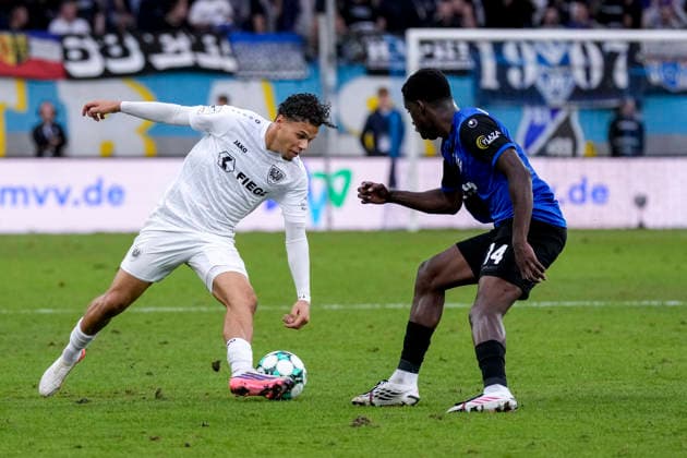 v.li.: Montell Ndikom (Münster, 28), Oluwaseun Ogbemudia (Olu, SV Waldhof, 14), Zweikampf, Spielszene, Duell, duel, tackle, tackling, Dynamik, Action, Aktion, 20.09.2026, Mannheim (Deutschland), Fussball, 3. Liga, SV Waldhof Mannheim - SC Preußen Münster, DFB DFL REGULATIONS PROHIBIT ANY USE OF PHOTOGRAPHS AS IMAGE SEQUENCES AND OR QUASI-VIDEO.