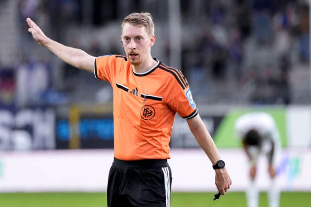 Ben Henry Uhrig (Schiedsrichter), gibt Anweisungen, gestikuliert, mit den Armen gestikulieren, Einzelbild, Einzelfoto, Aktion, Action, 20.09.2026, Mannheim (Deutschland), Fussball, 3. Liga, SV Waldhof Mannheim - SC Preußen Münster, DFB DFL REGULATIONS PROHIBIT ANY USE OF PHOTOGRAPHS AS IMAGE SEQUENCES AND OR QUASI-VIDEO.