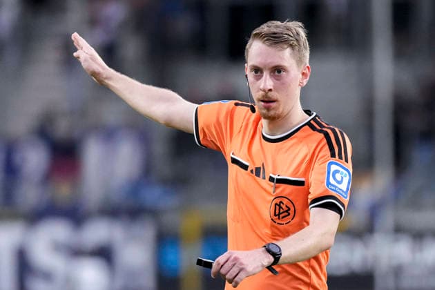 Ben Henry Uhrig (Schiedsrichter), gibt Anweisungen, gestikuliert, mit den Armen gestikulieren, Einzelbild, Einzelfoto, Aktion, Action, 20.09.2026, Mannheim (Deutschland), Fussball, 3. Liga, SV Waldhof Mannheim - SC Preußen Münster, DFB DFL REGULATIONS PROHIBIT ANY USE OF PHOTOGRAPHS AS IMAGE SEQUENCES AND OR QUASI-VIDEO.