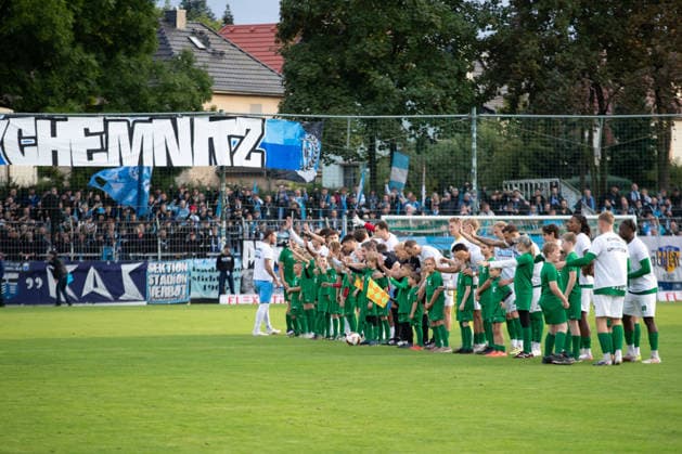 Fußball Regionalliga Nordost: BSG Chemie Leipzig - Chemnitzer FC; 20.09.2026 Beide Teams haben mit Ballkindern den Rasen betreten und winken ins Publikum. Fußball, Regionalliga Nordost, Saison 2026 2027, 10. Spieltag: BSG Chemie Leipzig vs. Chemnitzer FC am 20.09.2026 im Alfred-Kunze-Sportpark, Leipzig Leutzsch. Copyright: xBEAUTIFULxSPORTS JanxKaeferx
