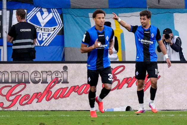 v.li.: Djayson Eduardo Cardoso Mendes (SV Waldhof, 35), Torschütze Francisco Mascarenhas (Masca, SV Waldhof, 11), Spieler vom SV Waldhof Mannheim, jubeln über das Tor zum 2:0, Jubel, Torjubel, Torerfolg, celebrate the goal, goal, celebration, jubelt ueber das Tor, Freuen, Freude, freut sich, optimistisch, positiv, Spielszene, Highlight, Action, Aktion, 20.09.2026, Mannheim (Deutschland), Fussball, 3. Liga, SV Waldhof Mannheim - SC Preußen Münster, DFB DFL REGULATIONS PROHIBIT ANY USE OF PHOTOGRAPHS AS IMAGE SEQUENCES AND OR QUASI-VIDEO.