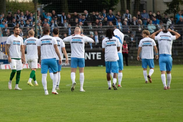 Fußball Regionalliga Nordost: BSG Chemie Leipzig - Chemnitzer FC; 20.09.2026 Auch an diesem Spieltag wieder das Motto: KOMPASSMODELL UMSETZEN. Protest für eine Regionalligareform. Fußball, Regionalliga Nordost, Saison 2026 2027, 10. Spieltag: BSG Chemie Leipzig vs. Chemnitzer FC am 20.09.2026 im Alfred-Kunze-Sportpark, Leipzig Leutzsch. Copyright: xBEAUTIFULxSPORTS JanxKaeferx