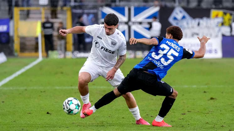 v.li.: Leon Tasov (Münster, 29), Djayson Eduardo Cardoso Mendes (SV Waldhof, 35), Zweikampf, Spielszene, Duell, duel, tackle, tackling, Dynamik, Action, Aktion, 20.09.2026, Mannheim (Deutschland), Fussball, 3. Liga, SV Waldhof Mannheim - SC Preußen Münster, DFB DFL REGULATIONS PROHIBIT ANY USE OF PHOTOGRAPHS AS IMAGE SEQUENCES AND OR QUASI-VIDEO.