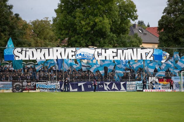 Fußball Regionalliga Nordost: BSG Chemie Leipzig - Chemnitzer FC; 20.09.2026 Chemnitz-Fanblock mit Südkurve-Banner und vielen Fahnen. Fans, Stimmung. Fußball, Regionalliga Nordost, Saison 2026 2027, 10. Spieltag: BSG Chemie Leipzig vs. Chemnitzer FC am 20.09.2026 im Alfred-Kunze-Sportpark, Leipzig Leutzsch. Copyright: xBEAUTIFULxSPORTS JanxKaeferx
