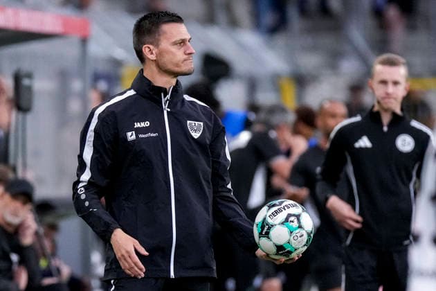Thomas Wörle (Tom Wörle, Trainer, Cheftrainer, Münster) mit Ball, Einzelbild, Einzelfoto, Aktion, Action, 20.09.2026, Mannheim (Deutschland), Fussball, 3. Liga, SV Waldhof Mannheim - SC Preußen Münster, DFB DFL REGULATIONS PROHIBIT ANY USE OF PHOTOGRAPHS AS IMAGE SEQUENCES AND OR QUASI-VIDEO.