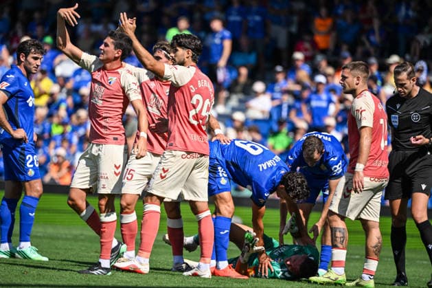Getafe CF v Malaga CF - LaLiga EA Sports 2026 27 Medical staff treat an injured player during the LaLiga regular season Round 7 match between Malaga and Getafe at the Coliseum in Getafe, Madrid, Spain, on September 20, 2026. Getafe Madrid Spain  Copyright: xShengxChengx originalFilename:cheng-laliga7g260920_npUpn.jpg