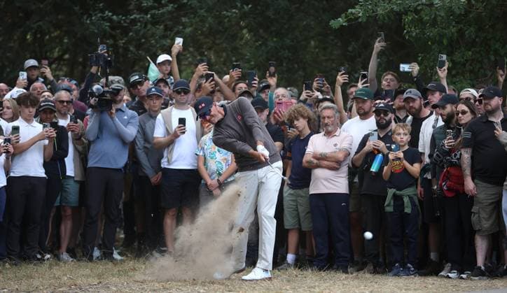 BMW PGA, Golf Herren Championship 2026 - Day Four Final Round SURREY, ENGLAND, SEPTEMBER 20: Adam Scott of Australia hits a iron shot out of the rough in the crowd on the 17th hole during The DP World Tour BMW PGA Championship Day Four Final Round at Wentworth Golf Club, Virginia Water, Surrey, England, on September 20. (Photo by Daniel Weir) Surrey Wentworth Golf Course England Copyright: xDanielxWeir SportsxPressxPhotox Sportspressphoto_SPR236214