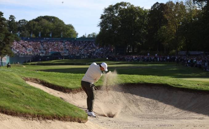 BMW PGA, Golf Herren Championship 2026 - Day Four Final Round SURREY, ENGLAND, SEPTEMBER 20: Rory McIlroy of Northern Ireland plays out of a bunker on the approach to the 18th hole green during The DP World Tour BMW PGA Championship Day Four Final Round at Wentworth Golf Club, Virginia Water, Surrey, England, on September 20. (Photo by Daniel Weir) Surrey Wentworth Golf Course England Copyright: xDanielxWeir SportsxPressxPhotox Sportspressphoto_SPR236220