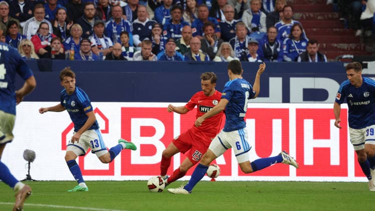 20.09.2026, xrekx, Fussball 1.Bundesliga, FC Schalke 04 - SV Elversberg v.l. Lukas Petkov (SV 07 Elversberg) (DFL DFB REGULATIONS PROHIBIT ANY USE OF PHOTOGRAPHS as IMAGE SEQUENCES and or QUASI-VIDEO) Gelsenkirchen