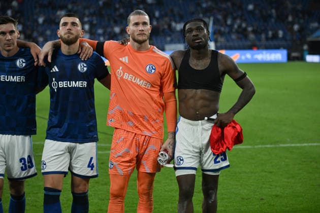 Junior Dina Ebimbe (FC Schalke 04), Torwart Loris Karius (Schalke 04), Hasan Kurucay (FC Schalke 04), Maximilian Wöber (FC Schalke 04), v.re. 20.09.2026, Fussball 1. Bundesliga, Saison 2026 2027, 4. Spieltag, FC Schalke 04 - SV Elversberg DFL regulations prohibit any use of photographs as image sequences and or quasi-video Gelsenkirchen Veltins Arena Nordrhein Westfalen Deutschland