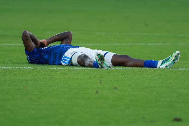 1. Bundesliga - FC Schalke 04 - SV Elversberg am 20.09.2026 in der Veltins-Arena auf Schalke Enttäuschte Schalker, hier Junior Dina Ebimbe (Schalke 29)