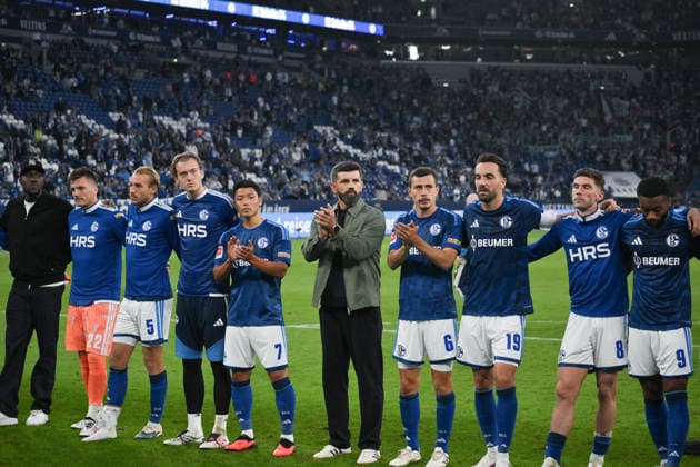 Schalkes Spieler mit Trainer Miron Muslic (FC Schalke 04), mi., nach dem Spiel 20.09.2026, Fussball 1. Bundesliga, Saison 2026 2027, 4. Spieltag, FC Schalke 04 - SV Elversberg DFL regulations prohibit any use of photographs as image sequences and or quasi-video Gelsenkirchen Veltins Arena Nordrhein Westfalen Deutschland