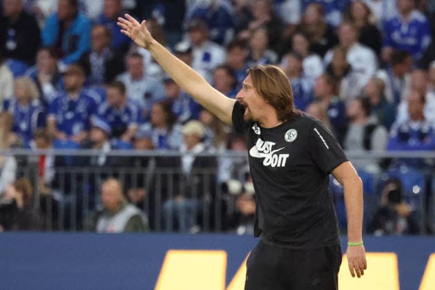 20.09.2026, xrekx, Fussball 1.Bundesliga, FC Schalke 04 - SV Elversberg v.l. Vincent Wagner Trainer (SV 07 Elversberg) gibt Anweisungen, gestikuliert, mit den Armen gestikulieren gives instructions, gesticulate (DFL DFB REGULATIONS PROHIBIT ANY USE OF PHOTOGRAPHS as IMAGE SEQUENCES and or QUASI-VIDEO) Gelsenkirchen